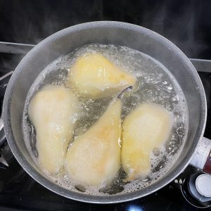 Les poires en cuisson